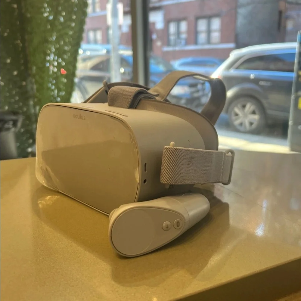 Oculus VR Headset and Controller in White